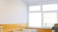 Kaj bi se zgodilo,  če bi plošče padle na katerega od malčkov, 
ko bi bil na stranišču?  