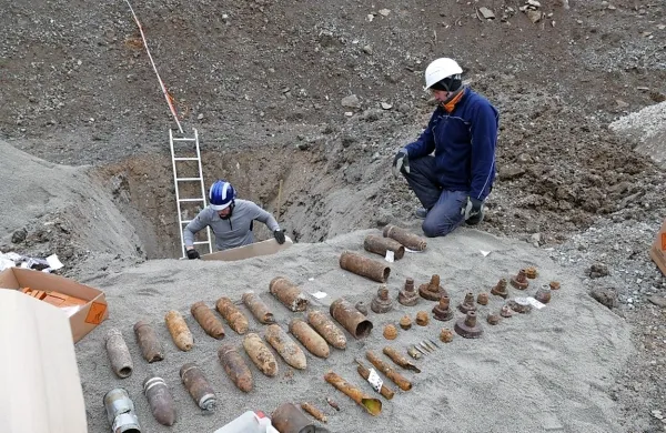 Pirotehnika državne enote zlagata bombe in granate na dno 
skoraj dvometrske luknje, nato pa so vse skupaj razstrelili. 