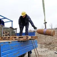 Večje granate s tovornjaka razložijo z dvigalom, manjše 
ročno. 