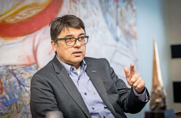 Iz Steklarne Hrastnik so za PN sinoči sporočili, da Andrej 
Božič ni v nobenem formalnem postopku za funkcijo v upravi 
Luke Koper.