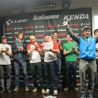Andrej Kovačič se je veselil nagrade za najboljšega organizatorja, ki je pripadlo Pedalu iz Cerknega.