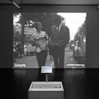 Avstrijski umetnik Julian Palacz se predstavlja z instalacijo  
Algorithmic Search for Love.
