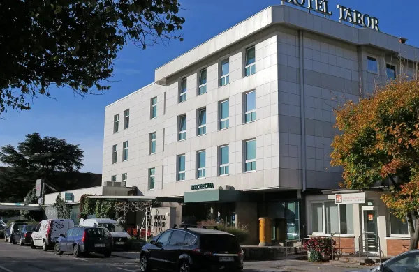 V upravi družbe Admiral Kazino Mediteran, ki ima v lasti hotel 
Tabor v Sežani, razmišljajo o prodaji ali zaprtju hotela. 