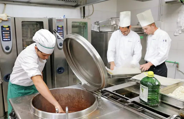 Največ se bodo povišale plače zaposlenih v tretjem, četrtem 
in petem tarifnem razredu. Gre za nosilne poklice v turizmu, 
kuharje, natakarje, receptorje ...   