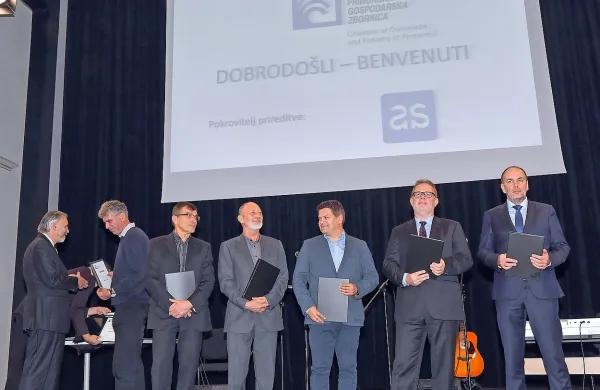 Predstavniki ustanoviteljev PGZ so dobili priznanja.