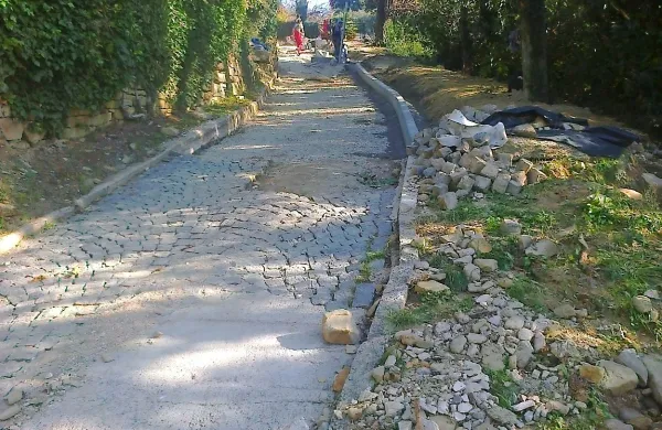 Tlakovano cesto med Fieso in Pacugom so prekopali zaradi 
prenove kanalizacijske infrastrukture. 