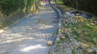 Tlakovano cesto med Fieso in Pacugom so prekopali zaradi 
prenove kanalizacijske infrastrukture. 