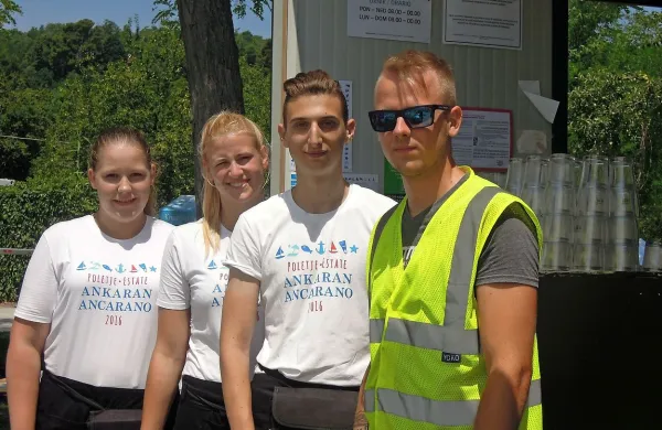 Mladi si že drugo leto zapored nabirajo delovne izkušnje v 
občinskih režijskih obratih - fotografija je bila posneta lani 
pod Valdoltro.