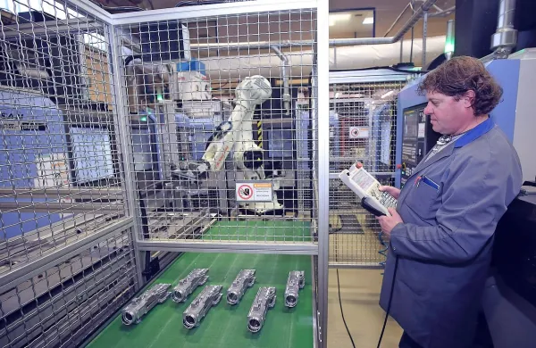  Hidriini roboti v Kopru izdelujejo dele volanskih sistemov za 
Volkswagen. 

