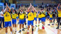 Koprčani po sobotni zmagi nad poljskim tekmecem. Kolikokrat bodo po evropskih tekmah v skupinskem delu pokala 
EHF takole zmagoslavno odzdravljali občinstvu?