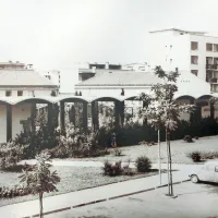Hotel Park z restavracijo in kavarno z značilnimi oboki je kmalu postalo središče družabnega dogajanja v mestu.