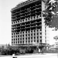 Novogoriški nebotičnik so zgradili leta 1965 in je bil več kot 40 
let najvišja stavba v mestu. 