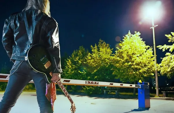 Železne stopinje je prvi dokumentarec o zgodovini slovenskega heavy 
metala.