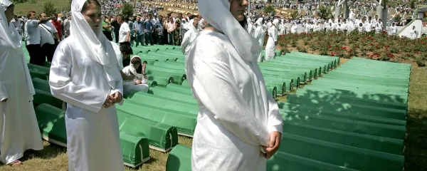 V Srebrenici oziroma Potočarih je vsako leto  žalostna spominska svečanost za več kot 8000 ubitih Bošnjakov.