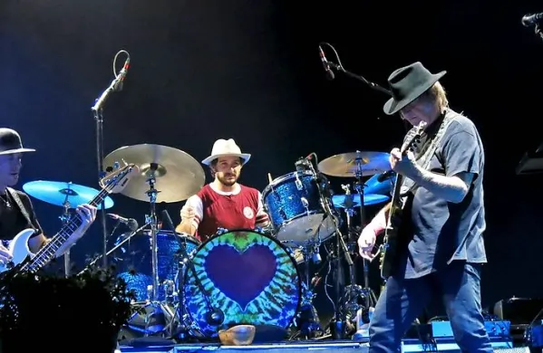 Neil Young zadnja leta nastopa in snema z mladim bendom 
Promise of the Real.  