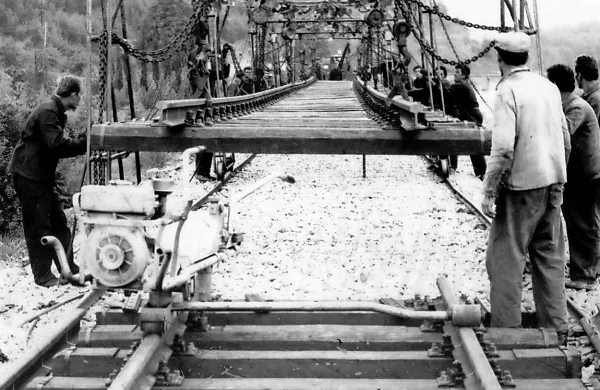 Zadnje tirnice so položili že oktobra leta 1967. Prvi tovorni 
vlak je že 16. novembra 1967 v Koper pripeljal 40 vagonov 
sladkorja iz Češkoslovaške, 2. decembra istega leta pa so 
pripravili slovesno odprtje proge. 
