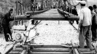 Zadnje tirnice so položili že oktobra leta 1967. Prvi tovorni 
vlak je že 16. novembra 1967 v Koper pripeljal 40 vagonov 
sladkorja iz Češkoslovaške, 2. decembra istega leta pa so 
pripravili slovesno odprtje proge. 