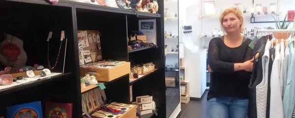 Z oblačili iz druge roke naredimo sebi in planetu veliko koristi, 
je prepričana Mojca Bernik.