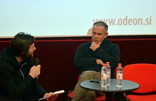Z režiserjem Janezom Burgerjem (desno) se je v četrtek 
 v izolskem Art kinu Odeon pogovarjal Erik Toth. 