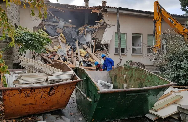 Včeraj je Grafist začel rušiti stavbo nekdanjega sedeža 
Rdečega križa Koper.