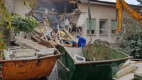 Včeraj je Grafist začel rušiti stavbo nekdanjega sedeža 
Rdečega križa Koper.