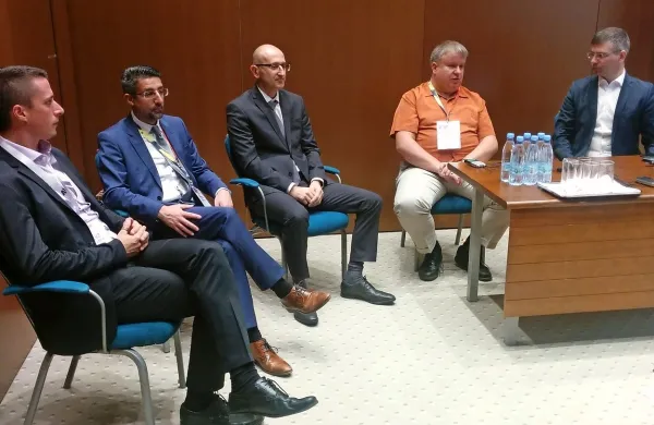 

Matevž Mesojednik, Markus Westphal, Dobran Božič, Holger 
Spohn in Aleksander Šinigoj (z leve) so  našteli nekaj uporabnih nasvetov, kako se zavarujemo pred vdori hekerjev.