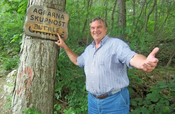 Anton Može naj bi se s sovaščanom sprl in stepel tudi zaradi 
dogajanj v domači agrarni skupnosti, zgodba pa naj bi bila 
povezana tudi z načrti za postavitev vetrnih elektrarn.