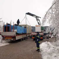 Februarja 2014 so delavci Elektra Primorske priključili 120 
agregatov, ki so začasno zagotavljali električno energijo. V 
enem mesecu so pokurili 30.000 litrov goriva. 
