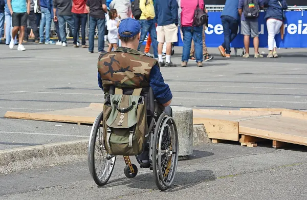 Različne oblike oviranosti so glavna težava, s katero se 
srečujejo invalidi, ni pa edina. Precej nelagodja čutijo na 
strani sogovornikov, ki ne vedo, kako z invalidom komunicirati, da ne bodo prizadeti.  