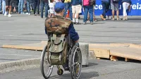 Različne oblike oviranosti so glavna težava, s katero se 
srečujejo invalidi, ni pa edina. Precej nelagodja čutijo na 
strani sogovornikov, ki ne vedo, kako z invalidom komunicirati, da ne bodo prizadeti.  