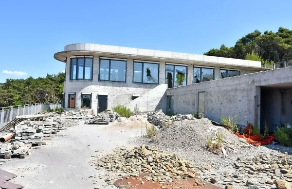 Občina se bo že prihodnje leto lotila urejanja krajevnega 
pokopališča, kjer je Grafist snoval turistične vile.