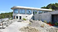 Občina se bo že prihodnje leto lotila urejanja krajevnega 
pokopališča, kjer je Grafist snoval turistične vile.