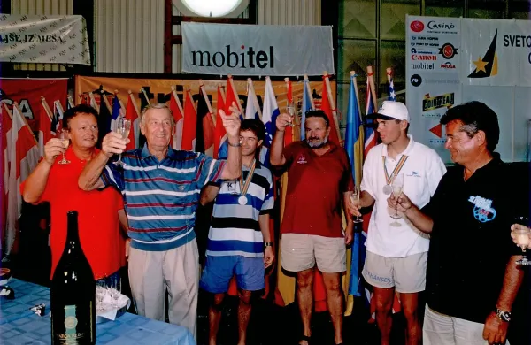 Tomaž Čopi in Mitja Margon sta leta 1998 v klubsko vitrino 
prispevala dve srebrni odličji, tako z evropskega kot svetovnega prvenstva. Z leve so: Peter Vidmar, Zvonimir Birsa, 
Tomaž Čopi, Stane Černe, Mitja Margon in Ivan Štravs. 



