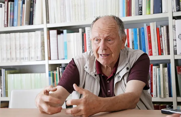 “Znana je anekdota iz Štanjela, kjer je meja med zasedbenima conama potekala po rečici Raši. Prebivalci so 
tako  vzklikali: 'Živeli naši, a ostanite raje na Raši!'”