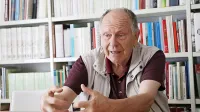 “Znana je anekdota iz Štanjela, kjer je meja med zasedbenima conama potekala po rečici Raši. Prebivalci so 
tako  vzklikali: 'Živeli naši, a ostanite raje na Raši!'”