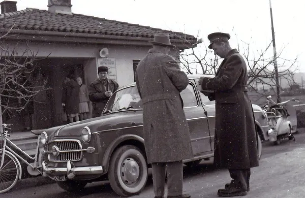 Carinik preverja dokumente osebe na mejnem prehodu 
Solkan.