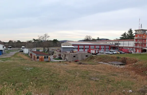 Že prihodnje leto naj bi na tem mestu ob Zavodu za gasilno in reševalno službo Sežana pričeli 
graditi gasilski dom za sežansko društvo, ki je že leta brez svojih prostorov. 