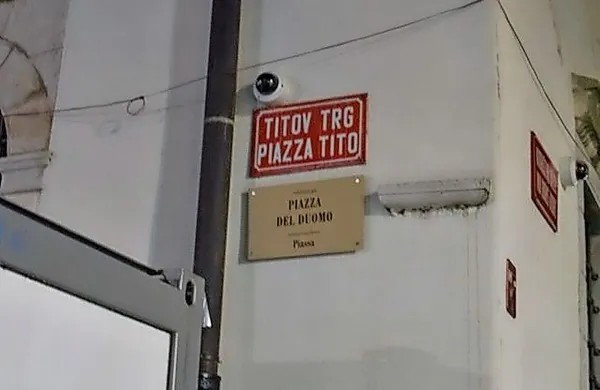 Še v petek dopoldne je vogal na Titovem trgu 
krasila dodatna tabla z napisom Piazza del 
duomo/Piassa ...