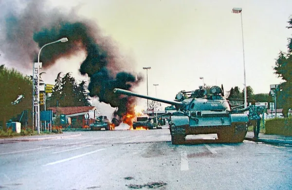 Med spopadom v Rožni Dolini je od dveh tankov ostal le kup 
razžarjenega železja.
