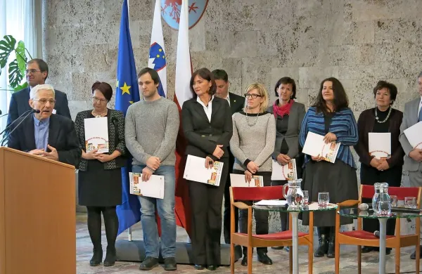 Certifikat Branju prijazna občina je za občino Hrpelje-Kozina 
prevzela županja  Saša Likavec Svetelšek (peta z leve). 
