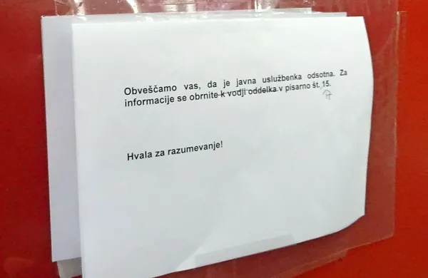 Na vratih pisarn na upravni enoti v Sežani je tistega torka, ko je 
občanka prišla po opravkih, viselo pet takšnih  obvestil. 
