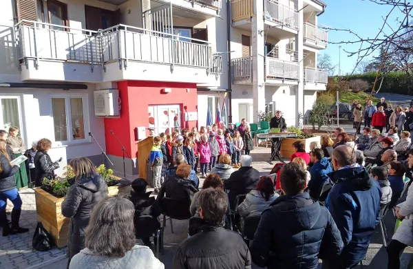 Otvoritve dnevnega centra Ruj v Hrpeljah se je udeležilo veliko obiskovalcev, ki so prisluhnili glasbi vseh generacij - otroškemu zboru šole iz Hrpelj, pevkam in pevcem iz koprskega doma upokojencev in Andreji Hrvatin Tomažič ter Maticu Štavarju.  