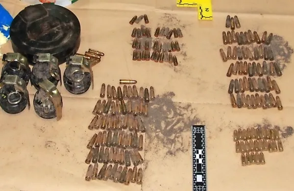 Mladi državljan BIH je tihotapil skupno 36 ročnih bomb,  
sedem pištol, tri avtomatske puške, tromblonski mini in več 
sto nabojev različnih kalibrov. 
