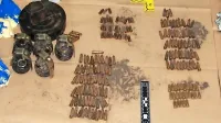 Mladi državljan BIH je tihotapil skupno 36 ročnih bomb,  
sedem pištol, tri avtomatske puške, tromblonski mini in več 
sto nabojev različnih kalibrov. 