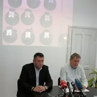 Podrobnosti zasega orožja sta predstavila Robi Ribič (levo)  in 
Andrej Kolbl.