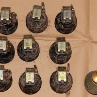 Ročne bombe so bile skrite v plastičnih posodah, potopljene 
v čokolado in majonezo.