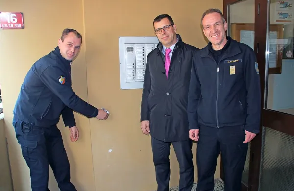 Nove pridobitve so se včeraj razveselili (z leve) gasilec Peter 
Čendak, direktor koprske enote zavarovalnice Triglav Aldo 
Pucer in direktor koprske gasilske brigade Denis Glavina. 