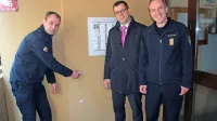 Nove pridobitve so se včeraj razveselili (z leve) gasilec Peter 
Čendak, direktor koprske enote zavarovalnice Triglav Aldo 
Pucer in direktor koprske gasilske brigade Denis Glavina. 