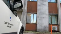 Osumljeni tat je skočil iz prvega nadstropja sodišča in se 
pognal v beg, a so ga že po nekaj minutah policisti prijeli. 