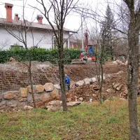 Nov podporni zid bo omogočil tudi širitev ceste. 